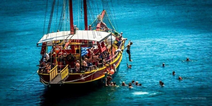 Crete: Coastline Snorkeling Cruise from Hersonissos Port - The boat experience: staff help and a relaxed vibe