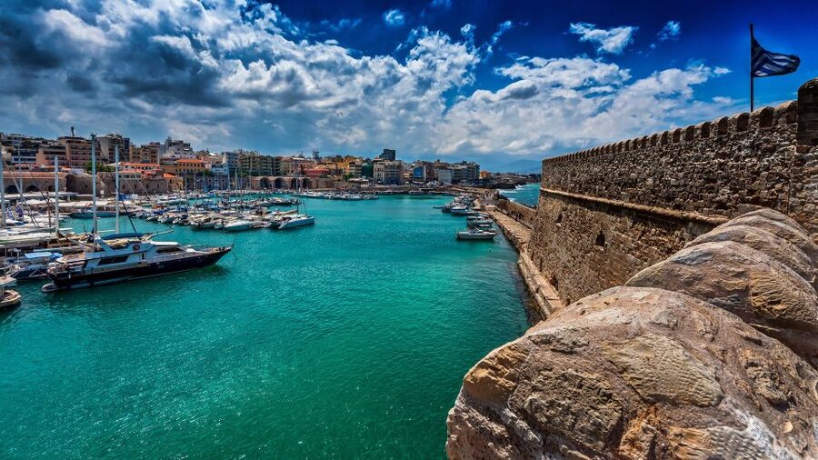 Crete: Heraklion Center, Local Market and Creta Aquarium - Free time in Heraklion: open market browsing, Dedalos Street, and snacks