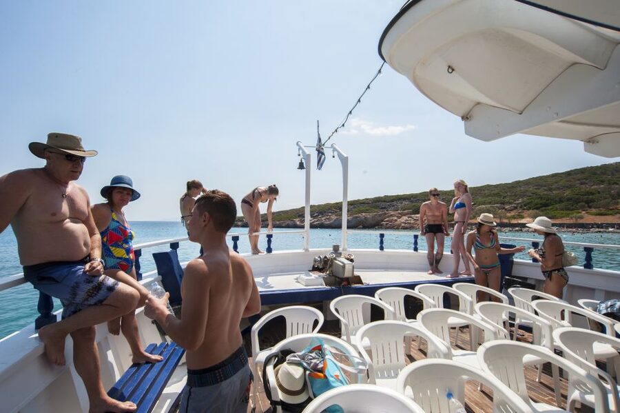 Crete: Spinalonga, Elounda, & Agios Nikolaos Boat Tour & BBQ - The bus ride from Heraklion to Elounda, plus what to watch for
