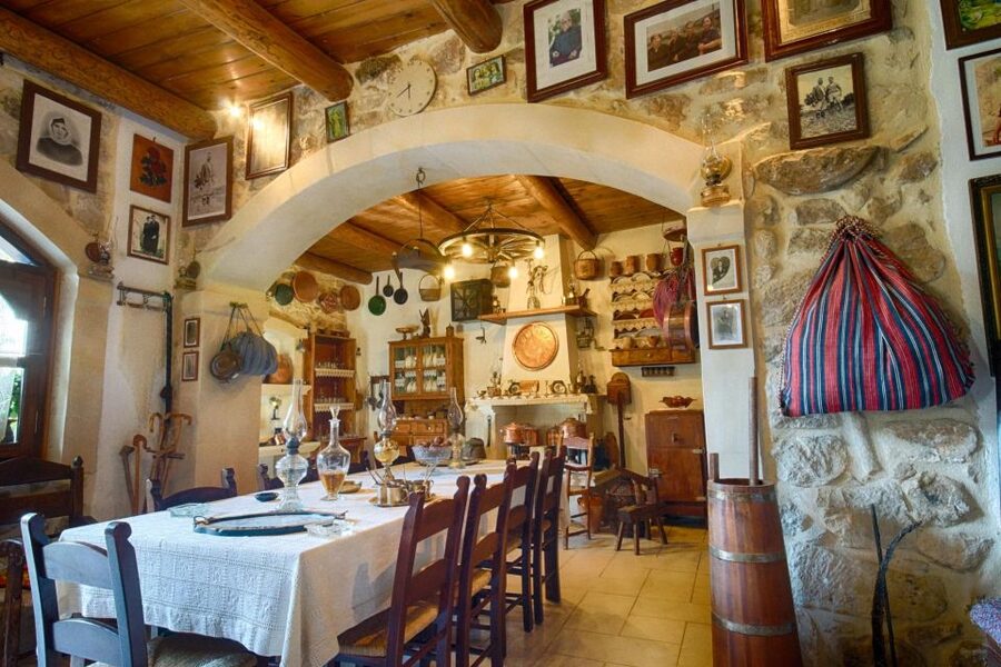 From Rethymno: Cretan Night Music, Food & Dancing - A Cretan Night Out that Turns Dinner Into the Main Event