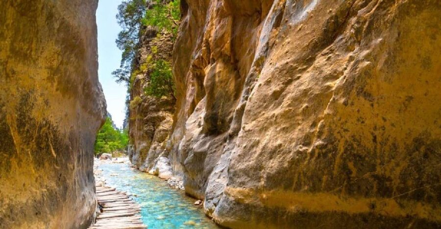 From Rethymno: Samariá Gorge Full-Day Hike - From Rethymno to Omalos: the early coach ride that sets the rhythm