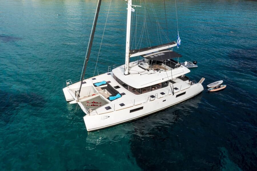 Heraklion: Dia Island Luxury Catamaran Cruise with Meal - Lunch on the water: Cretan flavors plus drink time