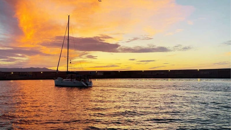 Heraklion: Dia Island Sunset Boat Tour with Dinner - Crew energy and the small-group advantage