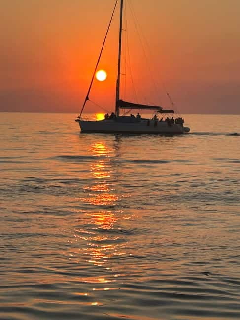 Heraklion: Dia Island Sunset Boat Tour with Dinner - Sailing time on a private yacht feels different at night