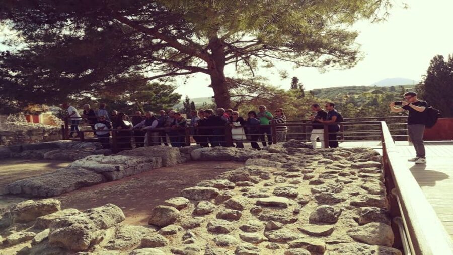 Heraklion: Knossos Palace Guided Tour Half Day - Neolithic foundations: why Knossos feels older than it looks
