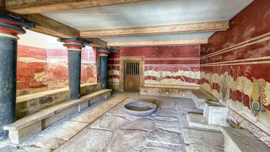 Heraklion: Knossos Palace Guided Tour Half Day - The guide experience: languages, prep, and the on-site time check
