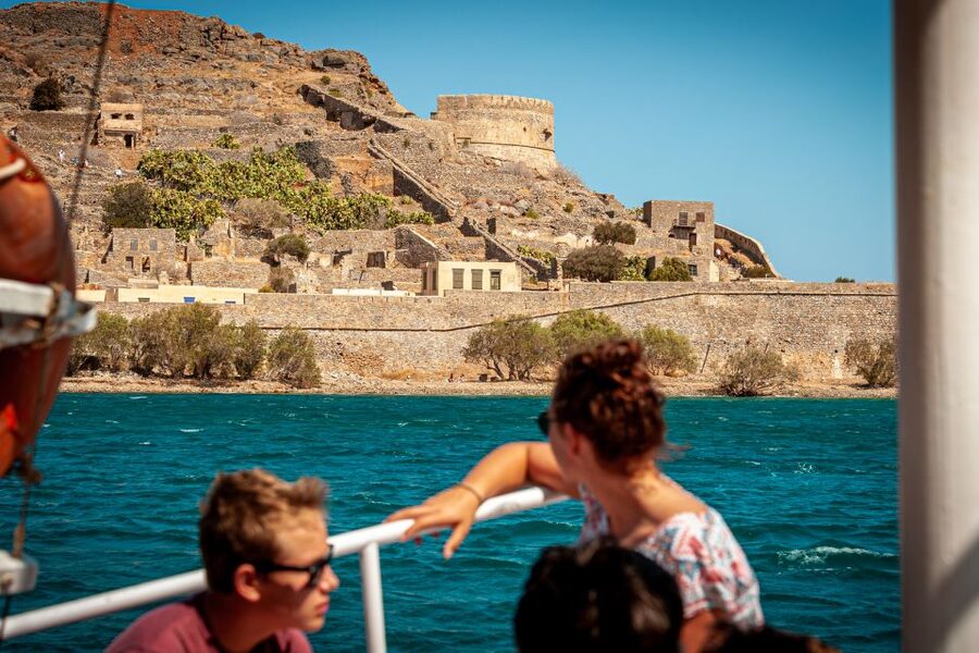 Heraklion: Spinalonga, Agios Nikolaos, Elounda & Plaka Tour - Spinalonga Island: the walkable part of a heavy story