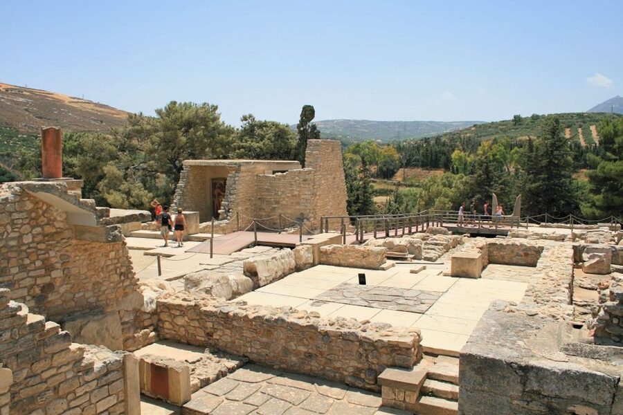 Knossos Palace & Heraklion Full-Day Tour from Chania Area - Knossos Palace: How the Minoan Story Becomes Real